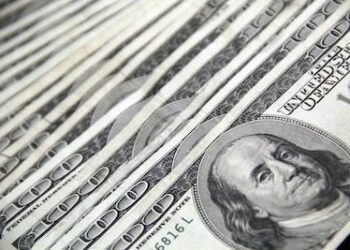 大規模な米国のデータ発表を前に、ドルは損失を拡大しています。