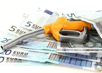 米国の原油精製所が最近数か月で大きな損失を被っている理由は何ですか？