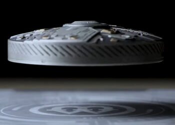 ポーランドは世界初の飛ぶコインを開発しました  カメルーン国立銀行とポーランド造幣局メニカ・ポルスカは最近、UFO MP-1766コインを開発しました。これは世界初の合法的な飛行装置です。  Oddity Central（英国）によると、この革新的なコインの名前は、円盤状の飛行物体の形状と、エイリアンの宇宙船のように空中でゆっくり回転する能力に触発されています。数字の1766は、ポーランド造幣局の設立日とコインの額面、つまり1,766カメルーン・フラン（約2.91米ドル）を反映しています。  このコインはカメルーンで合法的に使用できます。さらに、この小さな技術的驚異の価値は、公式の額面よりもはるかに高く設定されています。世界にわずか510枚しかないUFO MP-1766は、約1,000米ドル以上の予約価格が設定されています。試作品のコインは先週ベルリンのテクニカルフォーラムで発表され、この春にリリースされる予定です。  「私たちは機関のさまざまな部門からの専門家チームを結成しました」と、ポーランド造幣局メニカ・ポルスカの技術・生産計画部門のディレクターであるルカシュ・カルダ氏はガゼタ・ウィボルチャに語りました。「マーケティングや生産も含まれます。このアイデアは突然のものでした：『飛ぶコインを作りましょう』。最初はこのアイデアは楽しいジョークのように思えました。しかし、日が経つにつれて、私たちにはその任務に対処できると明らかになりました。適切な技術を見つけ、それが機能しました。作業は順調に進み、生産プロセスは迅速に行われました。」  メニカ・ポルスカは、UFO MP-1766の背後にある技術に関する詳細な情報を提供していませんが、少しの情報によると、この改良されたコインには内部に小さなモーターが取り付けられており、コインと特別な構造体の間に作成された磁場によって活性化されます。これにより、コインが浮上し、飛行円盤のようにゆっくり回転することができます。  浮上能力と未来的なデザインに加えて、MP-1766 UFOには蛍光色の部品があり、劇的な効果を高めています。  メニカ・ポルスカ造幣局は、ポーランドでコインと投資商品を製造する権限を持つ唯一の私立機関です。また、ポーランド国立銀行が発行した記念コインの製造元でもあります。  UFO MP-1766を単なる飛ぶ銀貨ではなく、法的な通貨にするために、メニカ・ポルスカは「特別な」中央銀行と協力することに決めました。  「私たちは単に公式の流通に入るコインを作ることはできません。なぜなら、お金を発行する権利は中央銀行にしかないからです。したがって、特に外国の銀行、この場合はカメルーン銀行と連絡を取るビジネスモデルがあります」とカルダ氏は述べました。