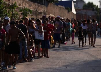 アルゼンチンのバリオスでは、貧困の増加がミレイの緊縮財政に影響を与えている