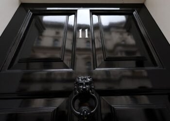 英国のハント氏が予算内の社会保障費を削減するとタイムズ紙が報じた