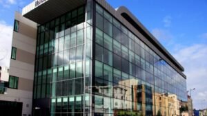 Hargreaves Lansdownは2024年度第3四半期に収益を増加させ、新規顧客の増加や株式取引量の増加が収益に貢献しました