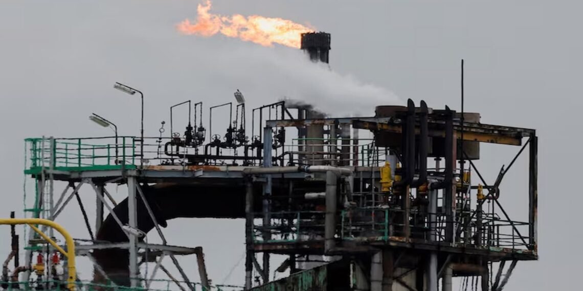 米国原油価格はハリケーンベリルの影響で再び下落。テキサスのエネルギーインフラは無事で、パウエル議長の証言を控えています。