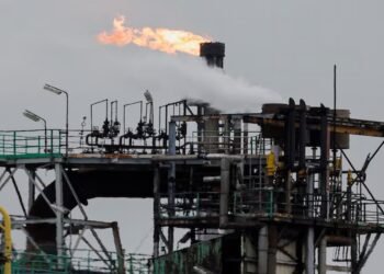 米国原油価格はハリケーンベリルの影響で再び下落。テキサスのエネルギーインフラは無事で、パウエル議長の証言を控えています。