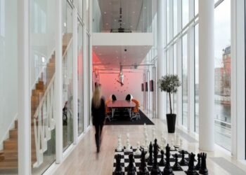 サクソバンクの取引量は2024年6月にさらに4％減少し、781億ドルの低水準に。主要株主と市場の動向についても詳しく解説。