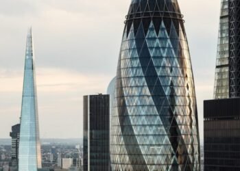 未認可の金融プロモーションに関与する「finfluencers」の裁判日程が英国裁判所で決定されました。詳細は記事をご覧ください。