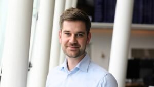 サクソバンクの広報責任者2名が退職し、今後の戦略的な見直しと将来の展望が注目されています。