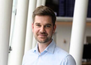 サクソバンクの広報責任者2名が退職し、今後の戦略的な見直しと将来の展望が注目されています。