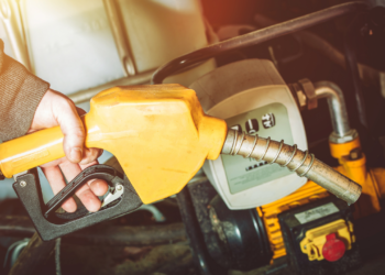 日本のガソリン補助金、2025年まで継続