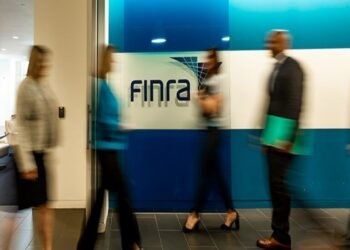 tastytradeがFINRA規則違反で罰金30,000ドルを科されました。監督体制の不備が原因で、従業員の外部証券口座の審査が遅延しました。