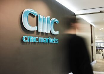 CMCマーケッツは、2025年度上半期に収益成長を達成し、前年同期比45%の増加を報告しました。技術革新とB2B戦略が成長を後押ししています。