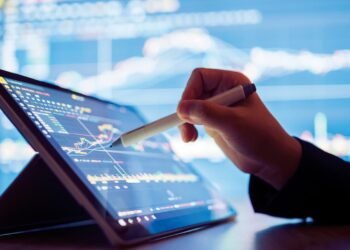 FCA調査で若年層投資家の実態が明らかに。短時間での投資判断、流行への追随、SNSの影響などを解説。