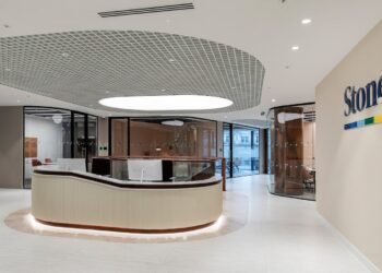 ストーンエックスグループは、グレン・スティーブンス氏の退任と新CEOの就任を発表しました。詳細は記事をご覧ください。