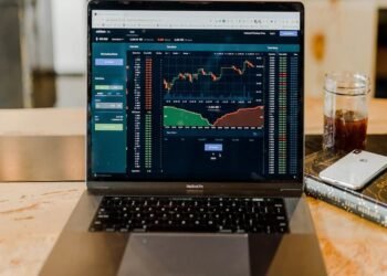 Bollinger Barsは、価格範囲を色で視覚的に強調し、従来のローソク足に新たな視点を提供します。