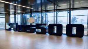 プラス500は、最大1億1000万ドルの自社株買いプログラムを発表しました。株主還元強化策の一環です。