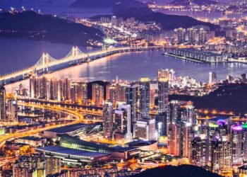 韓国銀行が政策金利を引き下げ、2025年の成長率予測を下方修正しました。韓国経済の現状と今後の見通しについて解説します。