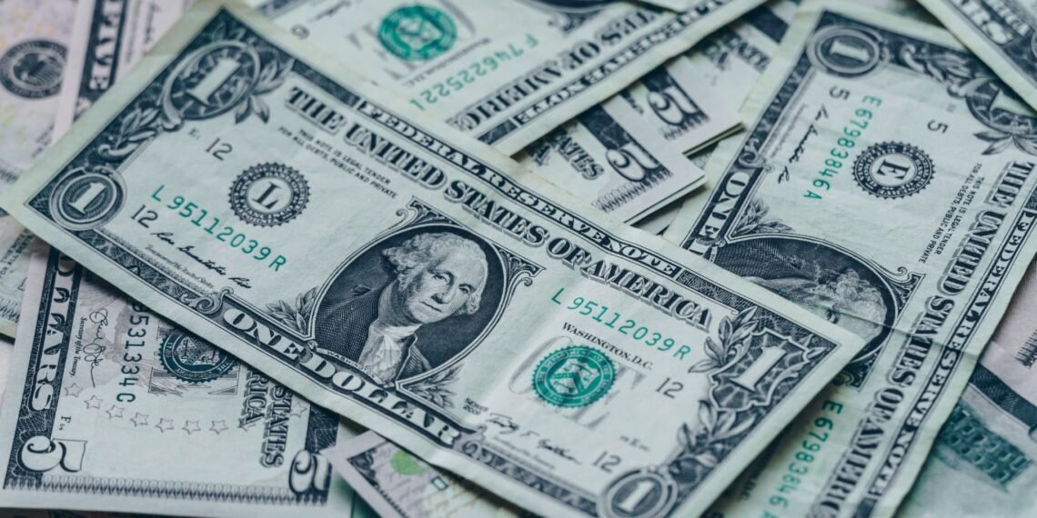 最新のアメリカ経済指標を受け、ドル相場が下落。FRBの利下げ観測や市場の反応、日本経済への影響を解説します。