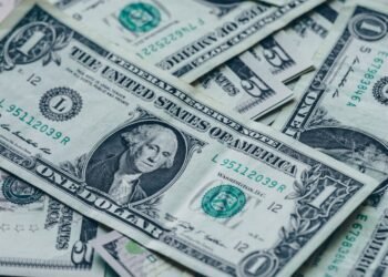 最新のアメリカ経済指標を受け、ドル相場が下落。FRBの利下げ観測や市場の反応、日本経済への影響を解説します。