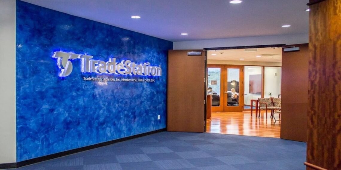 トレードステーションが提供するXRP先物取引の最新情報をご紹介。規制された市場で、新たな投資機会を探しましょう。