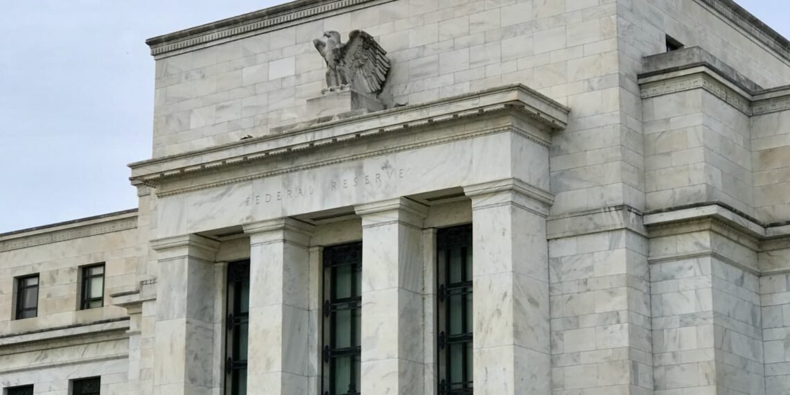 利回り曲線が示す経済の先行きとは？FRBの金融政策、逆イールド、スタグフレーションリスク、そして今後の展望を分かりやすく解説。利回り曲線の知識を深めましょう。