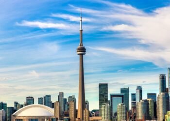 保護主義はカナダ経済史で重要な役割を担いました。本稿ではその歴史的影響、メリットとデメリットを分析し、現代経済への教訓を探ります。保護主義の理解を深めましょう。