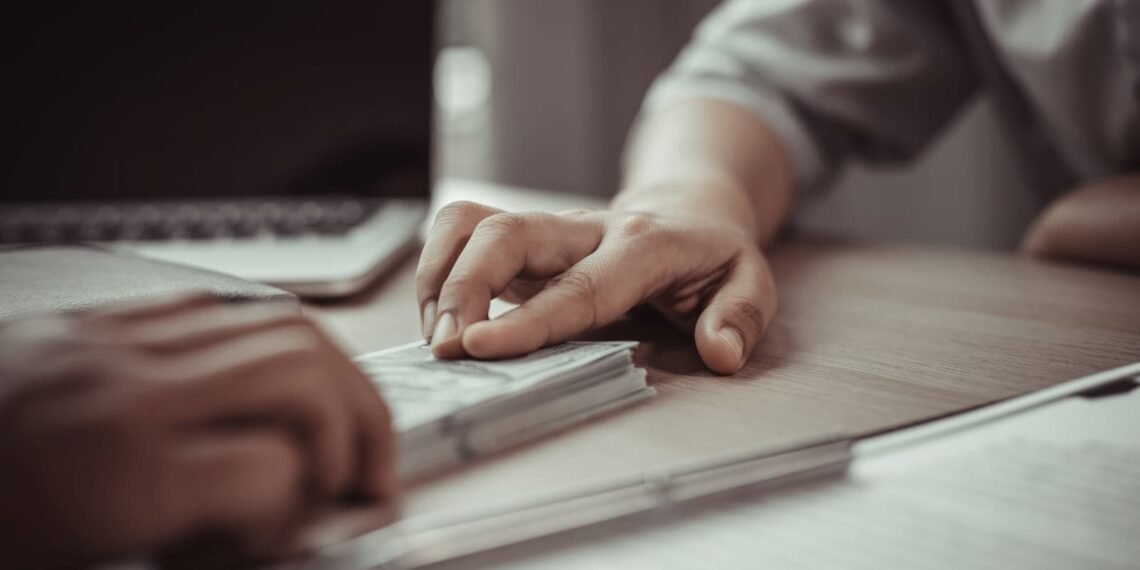 最低賃金はシカゴのライドシェア運転手にとって重要課題です。条例案の審議状況、企業側の懸念、運転手の声、そして最低賃金確保の動きを解説します。