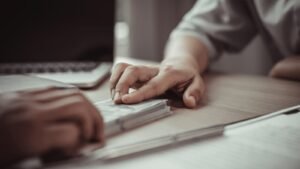 最低賃金はシカゴのライドシェア運転手にとって重要課題です。条例案の審議状況、企業側の懸念、運転手の声、そして最低賃金確保の動きを解説します。