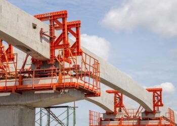 インフラ投資はウェールズの未来を左右します。政府の計画と野党の批判、地域経済への影響を解説。この重要なインフラ投資の課題と展望を深掘りします。