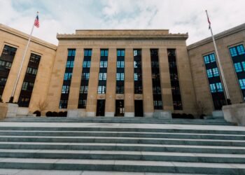 インフレ率の現状と今後の展望を解説。貿易摩擦や経済の不確実性の中、各国中央銀行がどのようにインフレ率に対応しているのか、金融政策の動向を詳しくお伝えします。