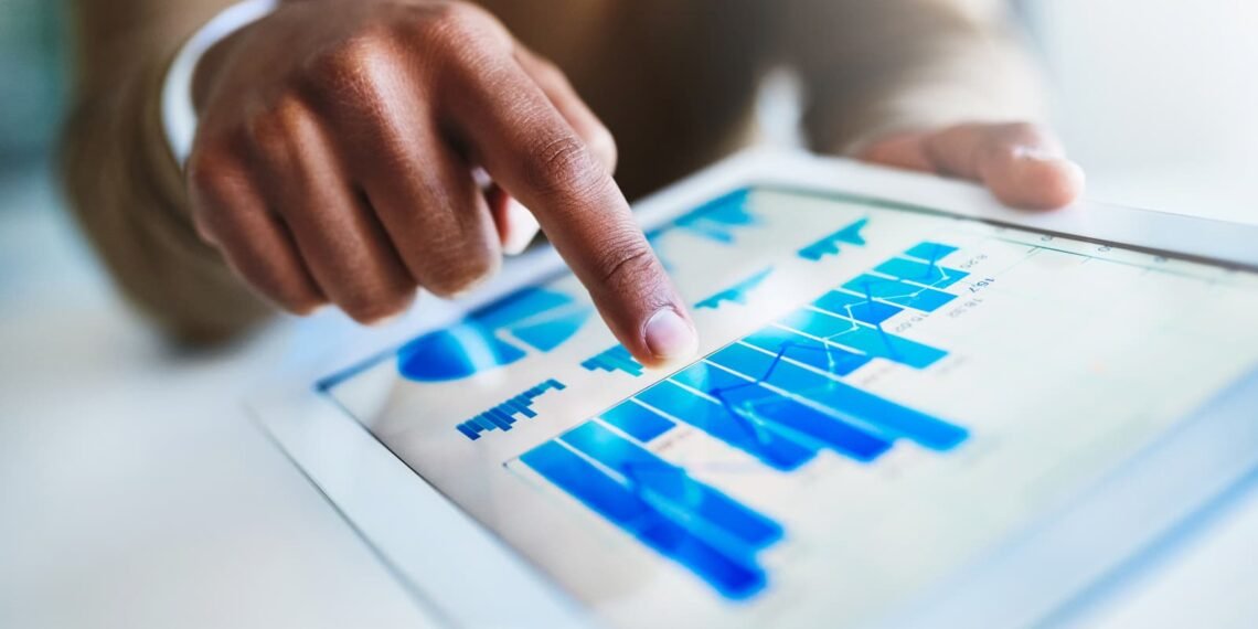 量的緩和（QE）は米FRBの政策再考で重要な焦点です。この記事では量的緩和の将来像、コスト便益評価、適切な金利目標への移行など、FRBが直面する課題と世界経済への影響を詳しく解説します。