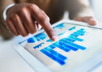 量的緩和（QE）は米FRBの政策再考で重要な焦点です。この記事では量的緩和の将来像、コスト便益評価、適切な金利目標への移行など、FRBが直面する課題と世界経済への影響を詳しく解説します。