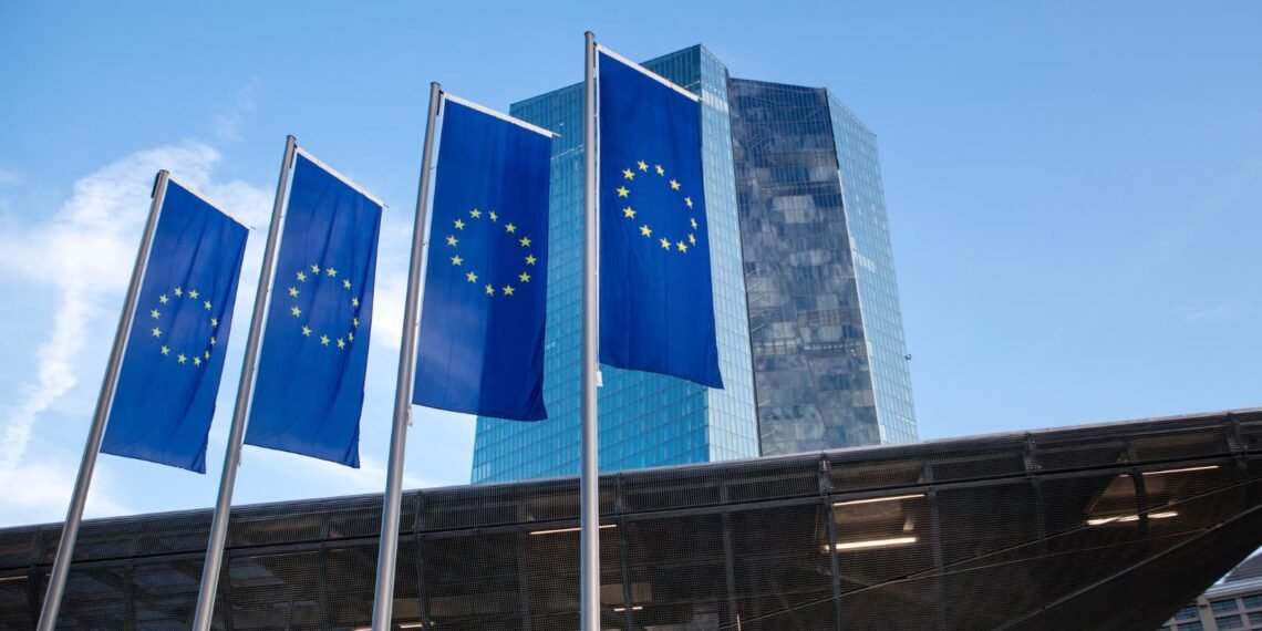 ユーロ圏債務危機が再燃する可能性をECBが警告。本記事では、高水準の公的債務や経済成長の鈍化など、現在のリスク要因を詳しく解説し、今後の見通しを探ります。