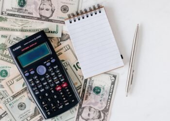 金融リテラシーとは、お金の知識と判断力です。ニューヨーク市が学校で金融教育を推進する理由や、その内容、将来への影響を解説。