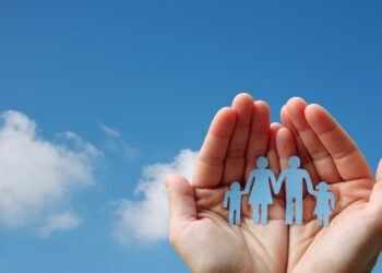 人間開発指数（HDI）は、健康、教育、所得の3つの側面から生活の豊かさを測る指標です。GDPだけでは見えない国の発展度を多角的に理解し、今後の課題を探るために不可欠なHDIの基本、重要性、最新ランキングを分かりやすく解説します。