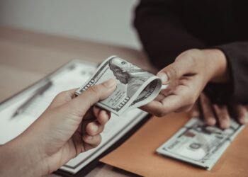 マイクロファイナンスがIDFCファースト銀行の決算に影響。純利益32%減の背景にある課題と今後の見通しを専門家が分かりやすく解説します。