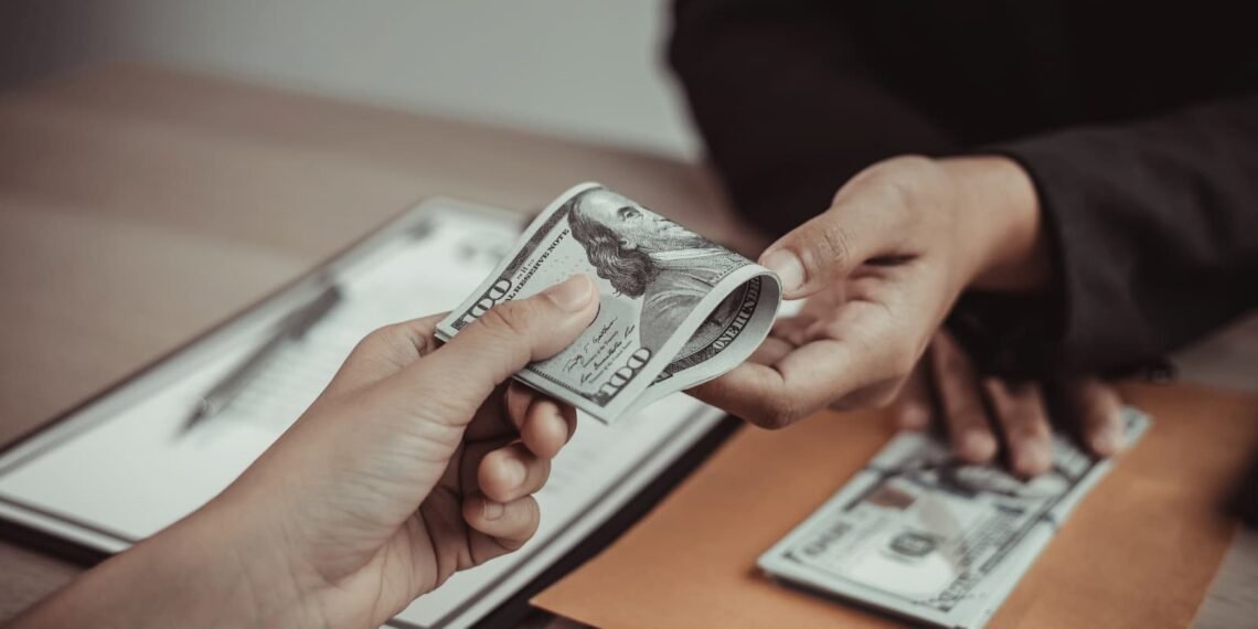 最低賃金の上昇は、私たちの生活や経済にどう影響するのでしょうか？英国の事例を基に、最低賃金の仕組み、メリット・デメリット、そして今後の動向を分かりやすく解説します。将来の備えに役立つ情報です。