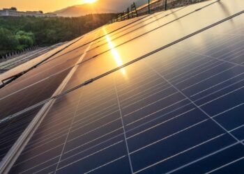 エネルギー政策の転換が米国のクリーンエネルギー投資に与える影響を解説。インフレ削減法（IRA）の新規則がなぜ3730億ドルのプロジェクトを危機に晒すのか、その理由と将来展望を深掘りします。