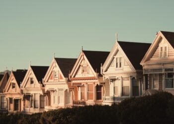 住宅バブルの崩壊が懸念されています。この記事では、市場が後退する中でも安定収益が期待できる投資戦略を解説。