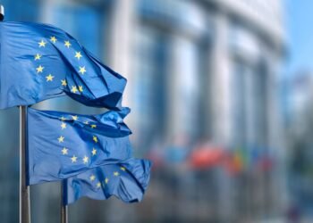 ユーロ圏債務危機が再燃するリスクをECBが警告。高水準の政府債務や政治リスクなど、現在の危機要因を分析し、今後の展望を専門家が分かりやすく解説します。