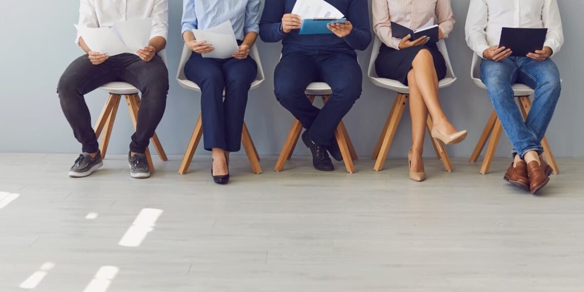 景気後退の懸念が広がる中、学生の失業率上昇は重要な警告です。この記事では、なぜ若者の雇用が経済の先行指標とされるのか、そして来るべき不況に備えるための具体的なキャリア戦略を専門家の見解と共に詳しく解説します。