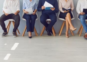 景気後退の懸念が広がる中、学生の失業率上昇は重要な警告です。この記事では、なぜ若者の雇用が経済の先行指標とされるのか、そして来るべき不況に備えるための具体的なキャリア戦略を専門家の見解と共に詳しく解説します。