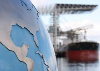 関税はBC州の先住民ビジネスに深刻な影響を与えています。本記事では、米国の関税が引き起こす課題、輸送コストの高騰、そして企業がどのように適応しているかを詳しく解説します。