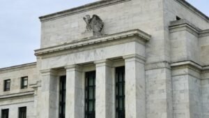 銀行規制は、金融システムの安定と顧客保護に不可欠です。しかし、イノベーションを阻害しないバランスが求められます。