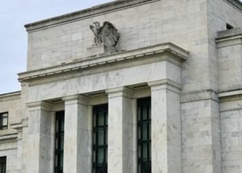 銀行規制は、金融システムの安定と顧客保護に不可欠です。しかし、イノベーションを阻害しないバランスが求められます。