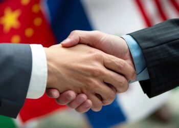 貿易戦争が米中間で激化。ロシア貿易を巡り米国は中国を非難しますが、自国も貿易を継続。この二重基準に中国が反論。