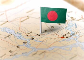 政治的分極化がバングラデシュの安定を脅かしています。シェイク・ハシナ退陣から1年、暫定政府は改革の遅れや社会不安に直面。