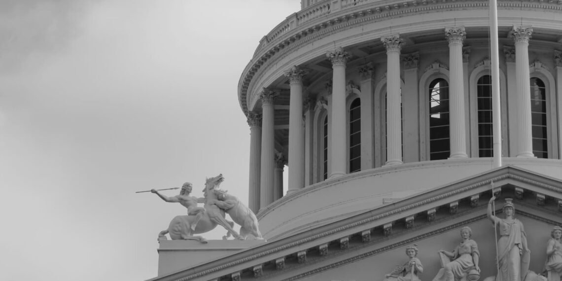 シャドーバンキングがもたらす金融危機のリスクを専門家が解説。その仕組み、銀行との関係、そして今後の規制の動向まで、投資家が知るべき情報をわかりやすくまとめました。