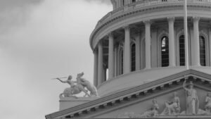 シャドーバンキングがもたらす金融危機のリスクを専門家が解説。その仕組み、銀行との関係、そして今後の規制の動向まで、投資家が知るべき情報をわかりやすくまとめました。